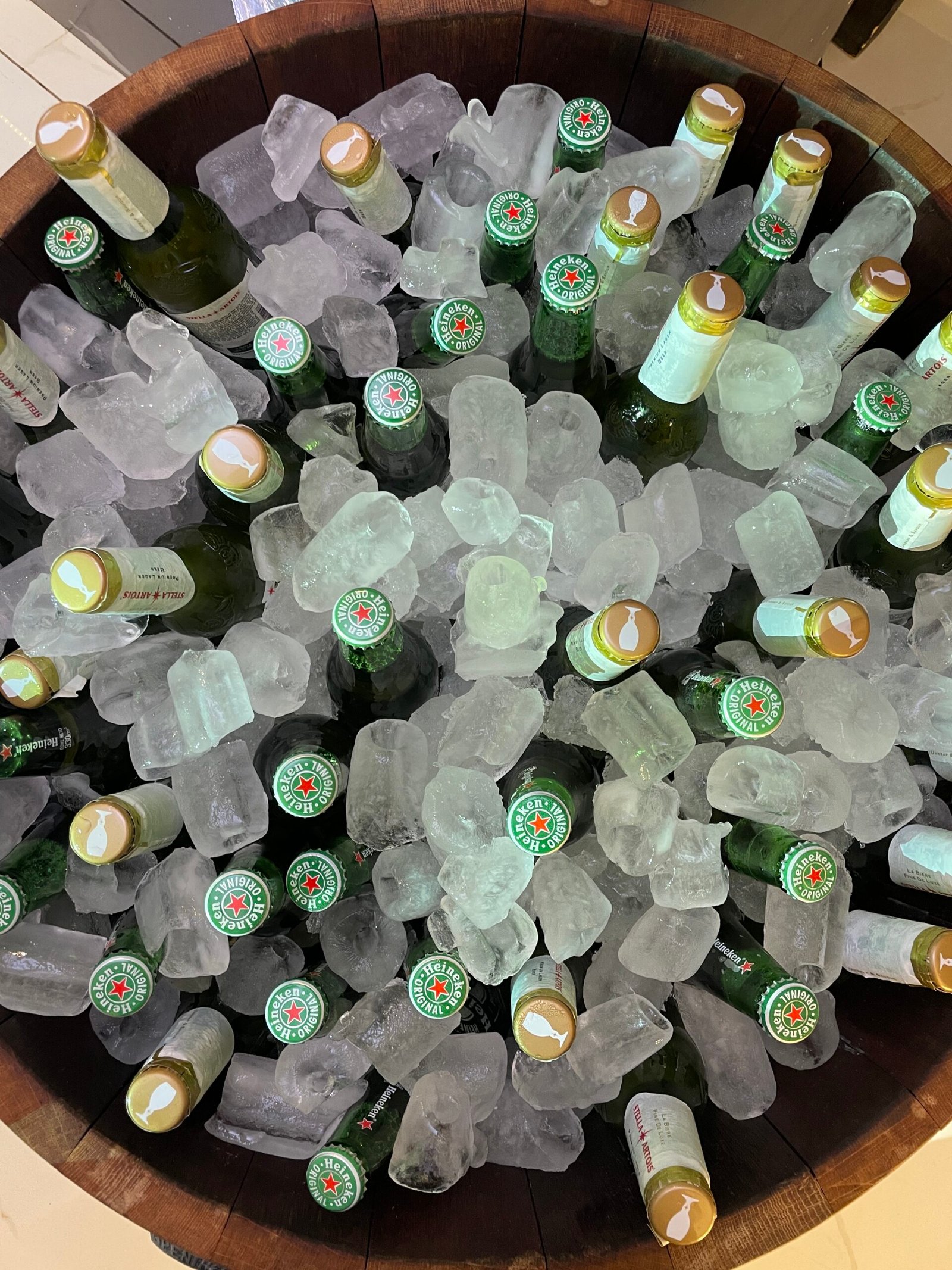 barra de coctelería con sus clientes