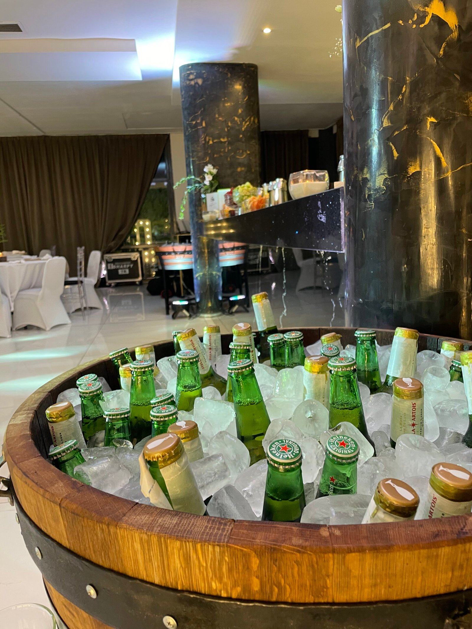 frapera repleta de cervezas con hielo