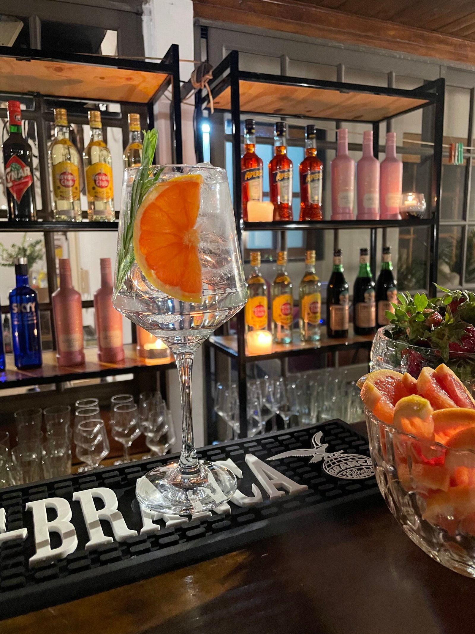gin tonic con pomelo y romero