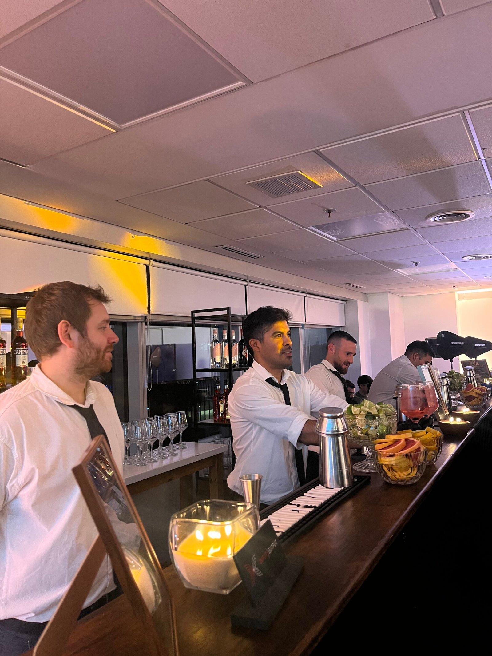 barra de coctelería con sus clientes