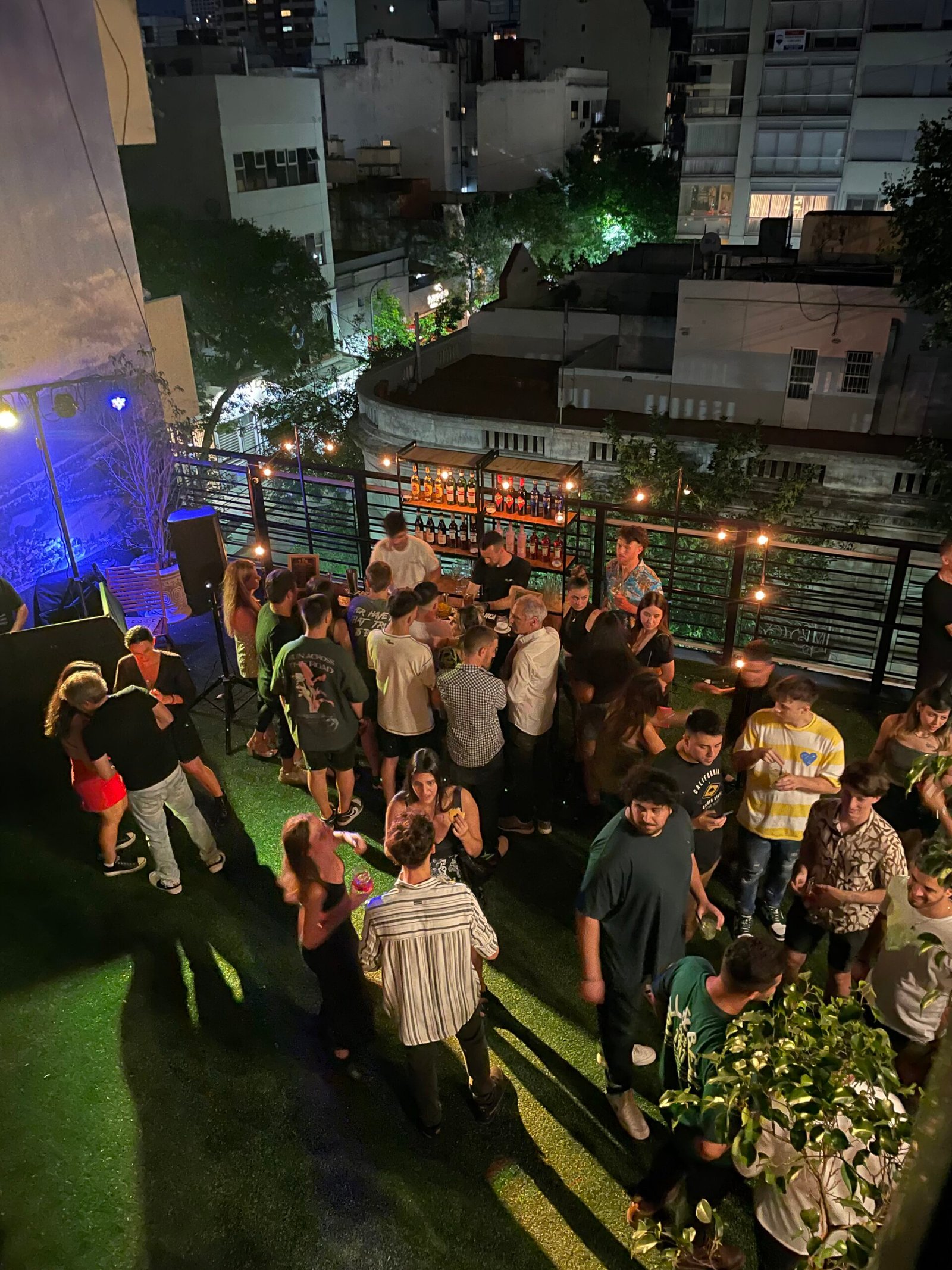 fiesta con gente en barra