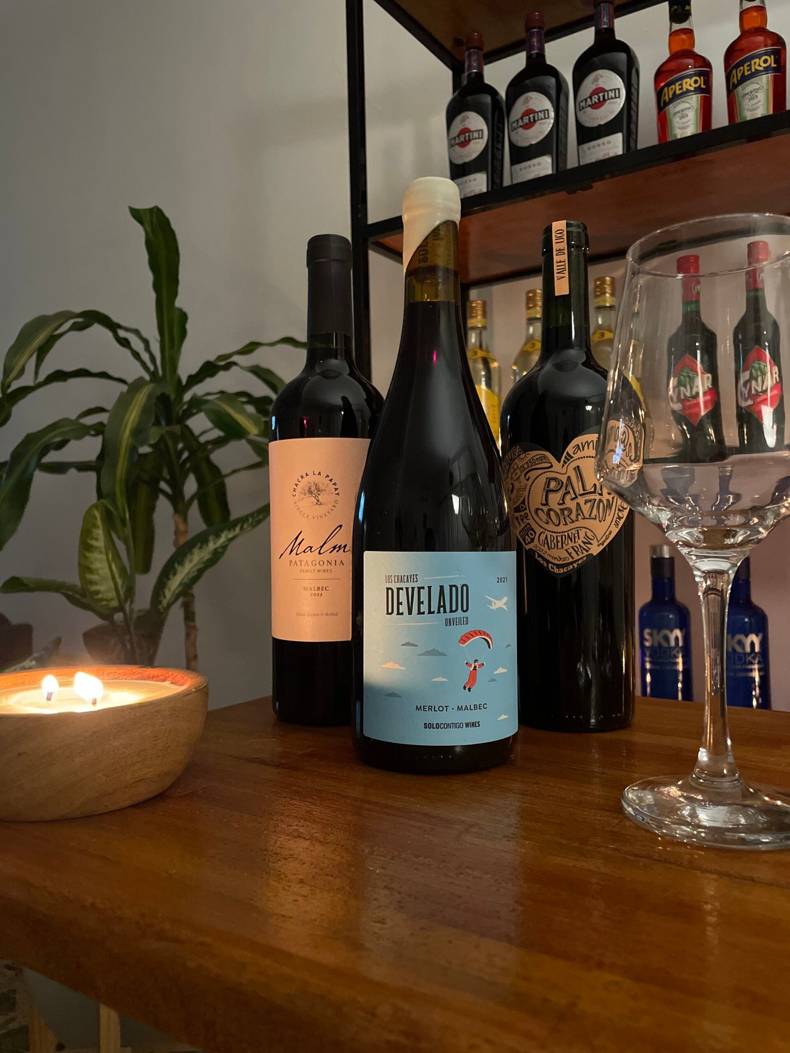 barra de coctelería con sus clientes